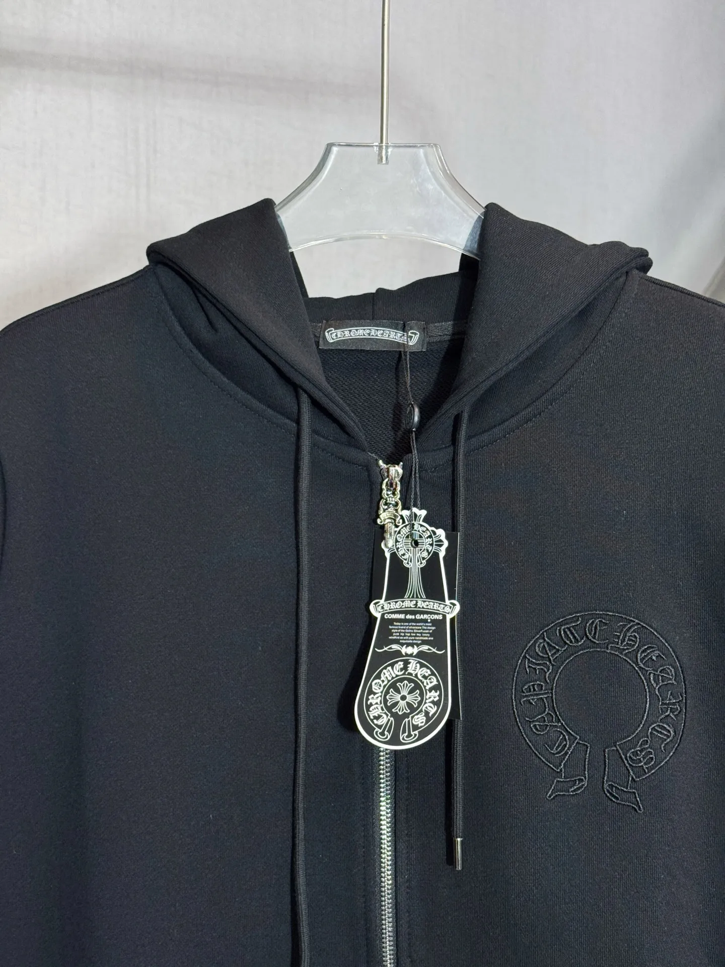 P320 model number: HE386 Chromehearts-Chrome heart embroidered horseshoe patch hooded jacket The fabric is made of 430g high-weight pure cotton double yarn fabric. The upper body is comfortable and warm, and the hand feels delicate and smooth. The horseshoes on the chest are made of heavy embroidery, and the embroidery is three-dimensional and full. The horseshoes on the back are sewn with custom patches to highlight the overall beauty of the clothes. The original hardware zippers are customized, and the clothes have a hooded design. The hem rows are made of the same color rows. The overall workmanship of the clothes is complex and heavy-duty, and it is made by a large factory. It has the original original label and all three labels. You can buy it with confidence.  Color: Black Size: S M L XL